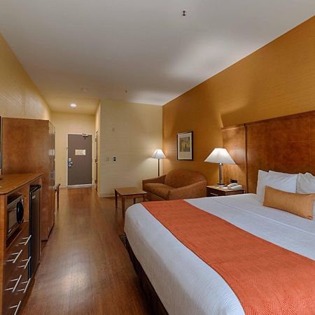 Best Western Plus Delta Inn & Suites Oakley Экстерьер фото