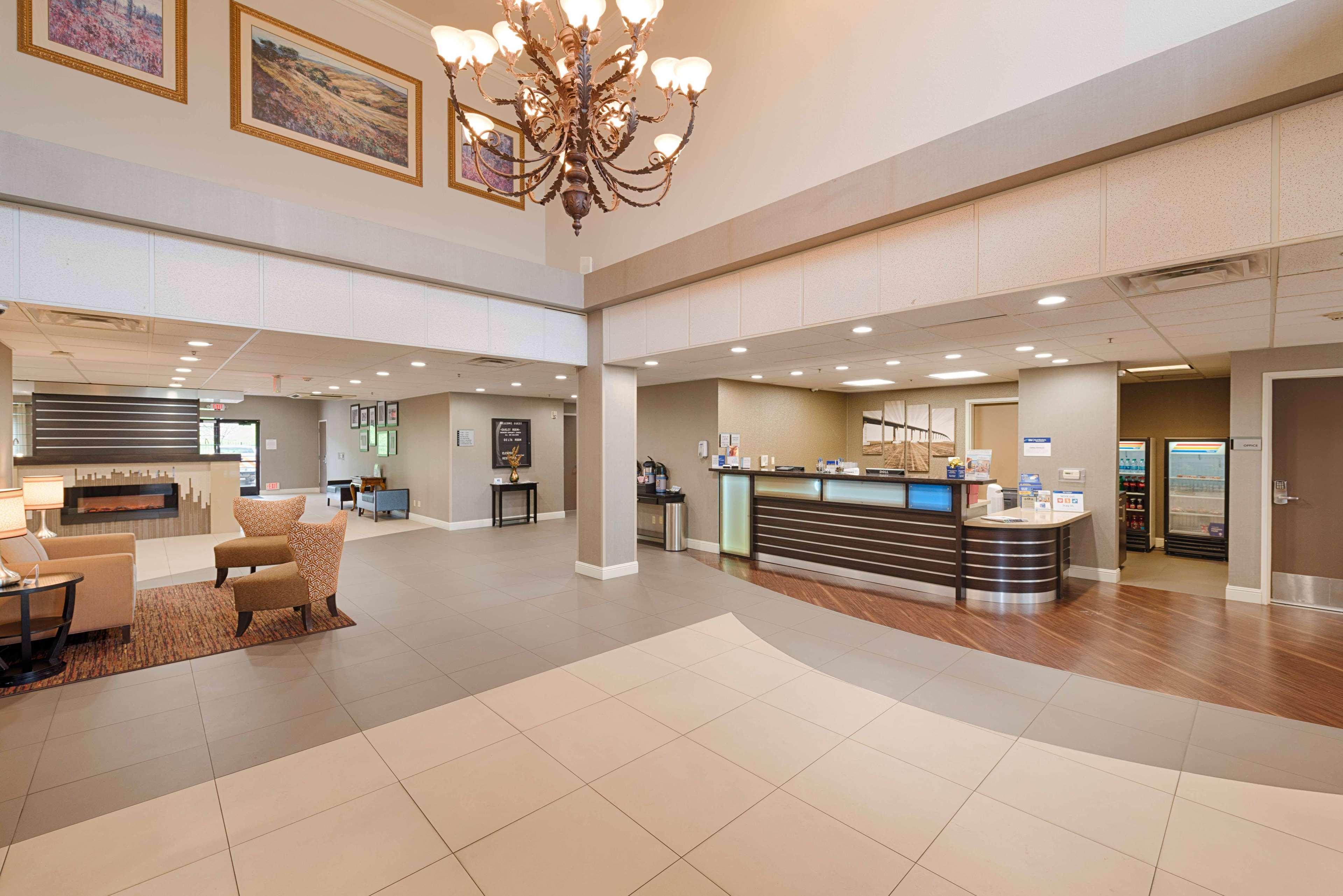 Best Western Plus Delta Inn & Suites Oakley Экстерьер фото