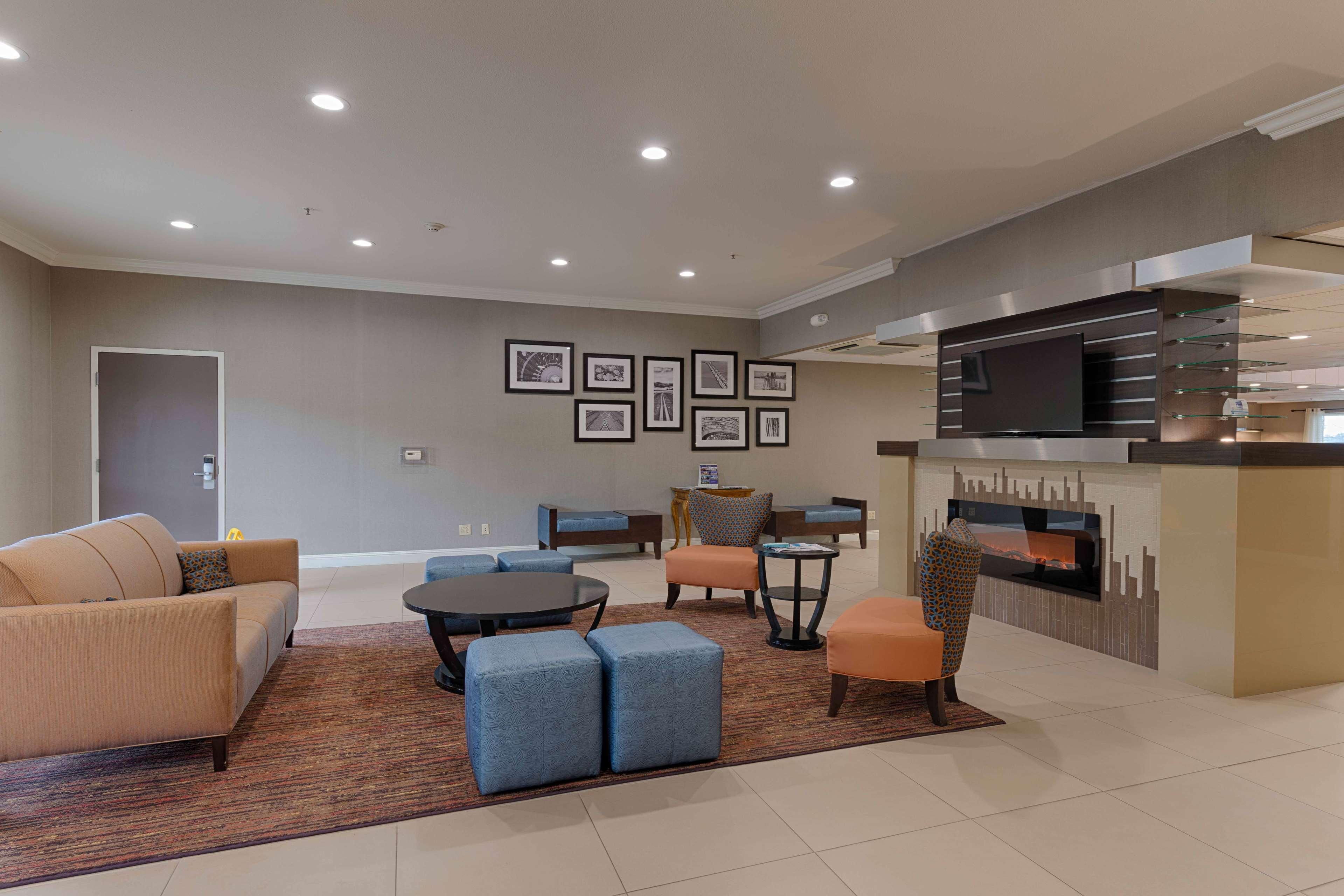 Best Western Plus Delta Inn & Suites Oakley Экстерьер фото