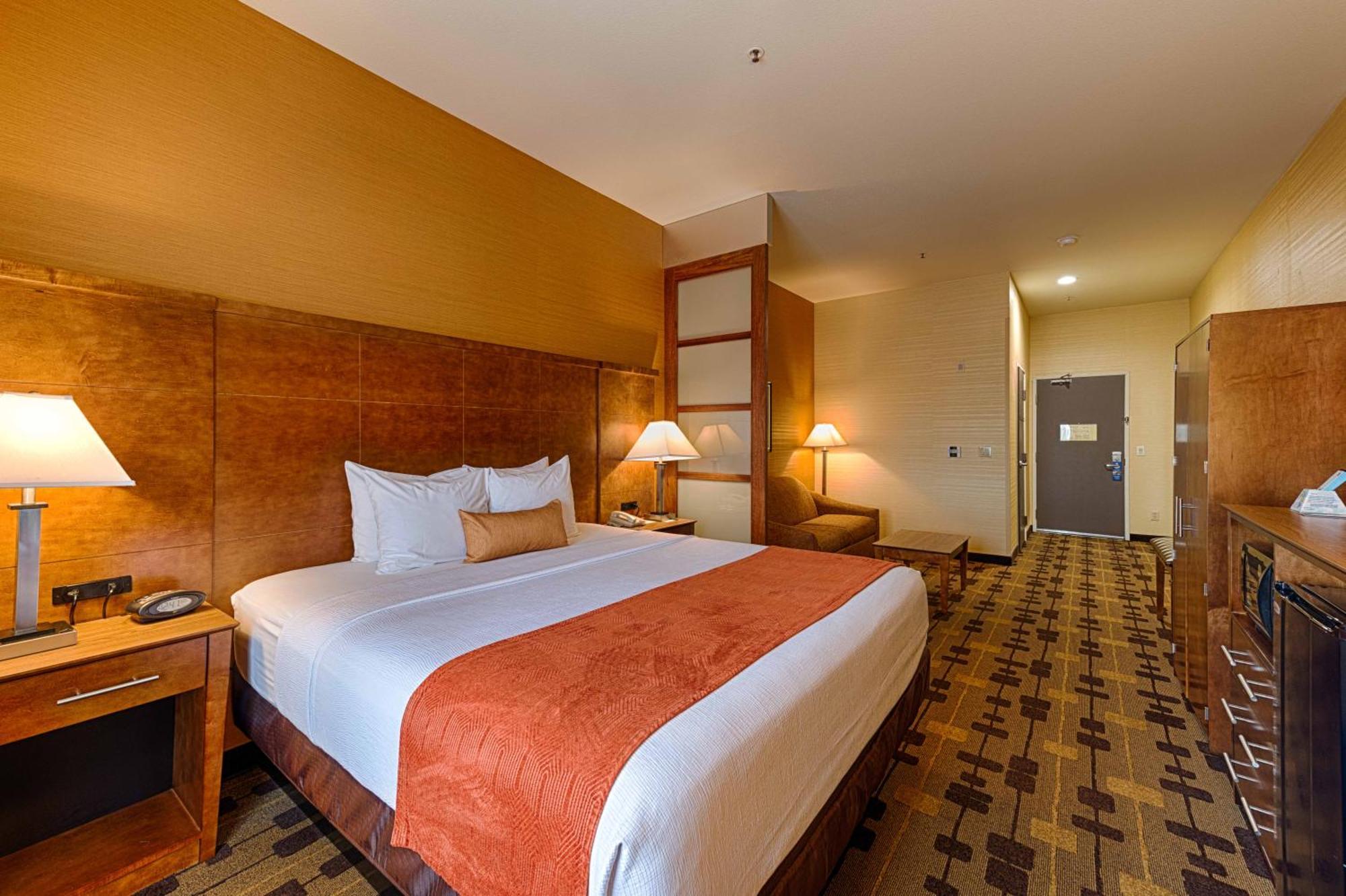 Best Western Plus Delta Inn & Suites Oakley Экстерьер фото