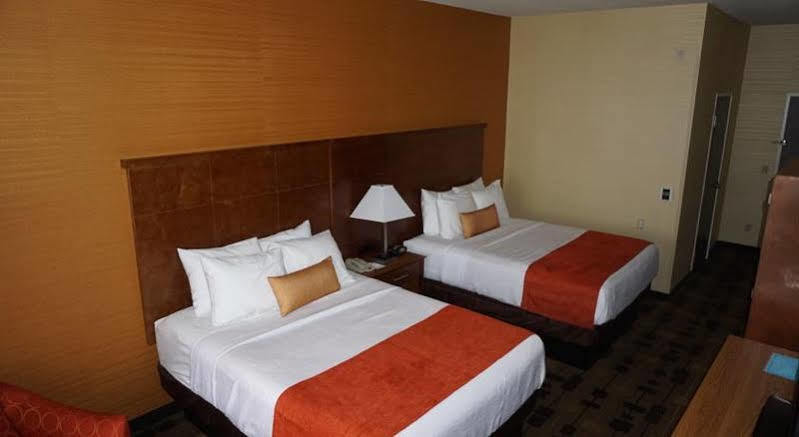 Best Western Plus Delta Inn & Suites Oakley Экстерьер фото