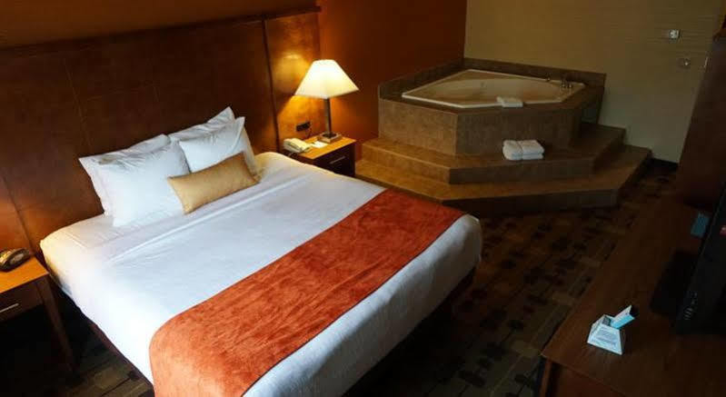 Best Western Plus Delta Inn & Suites Oakley Экстерьер фото