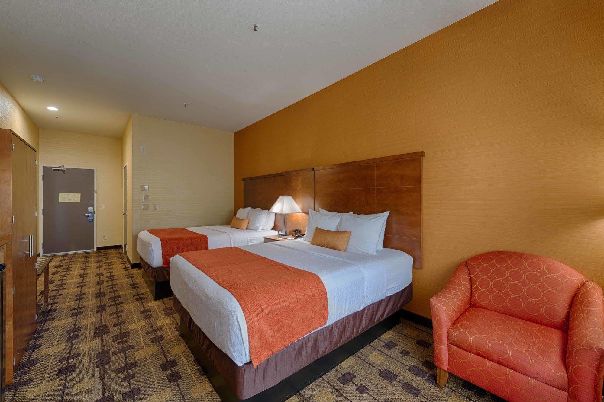 Best Western Plus Delta Inn & Suites Oakley Экстерьер фото