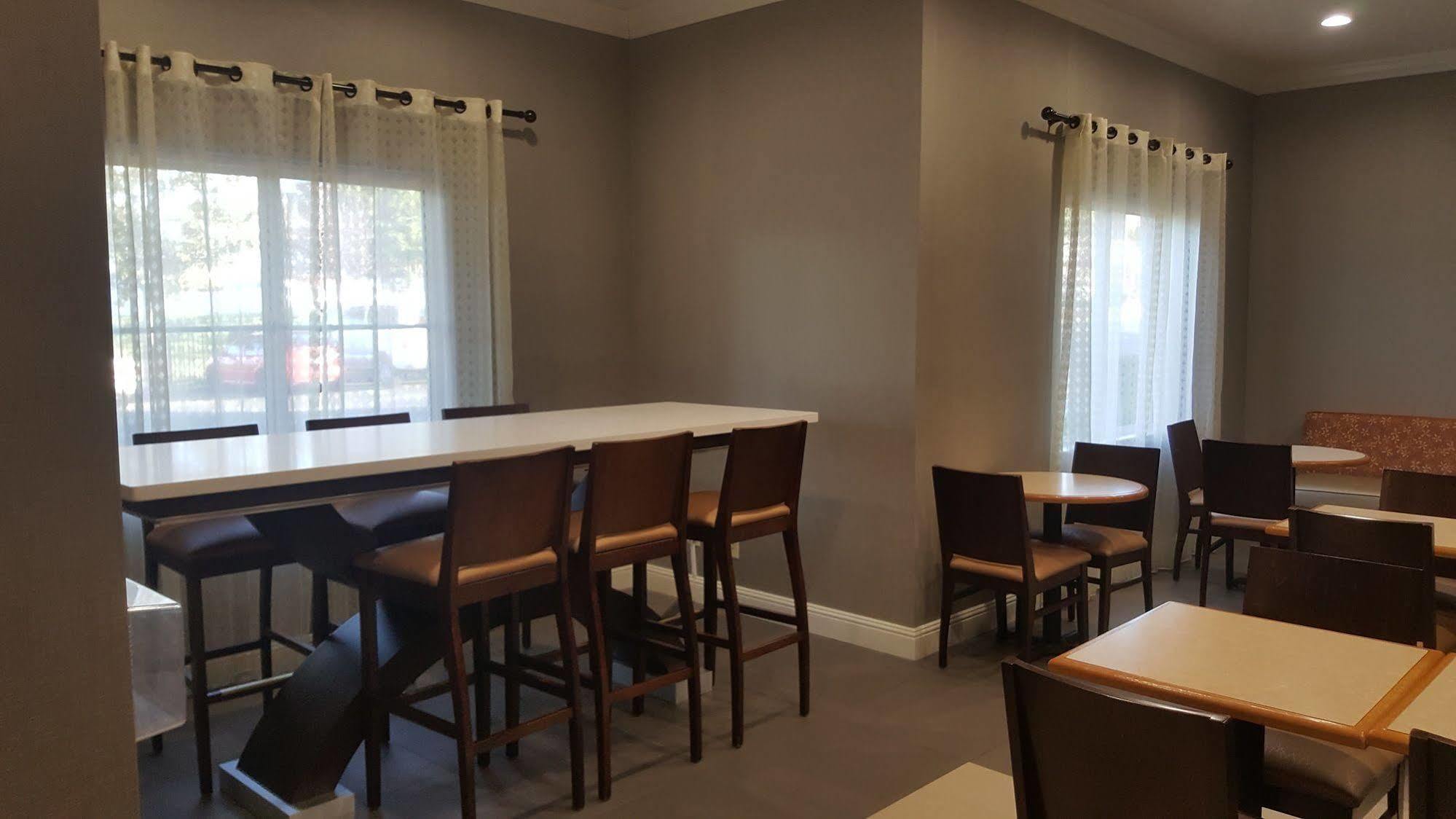 Best Western Plus Delta Inn & Suites Oakley Экстерьер фото